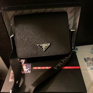 Prada bag with saffiano leather should strap Black
